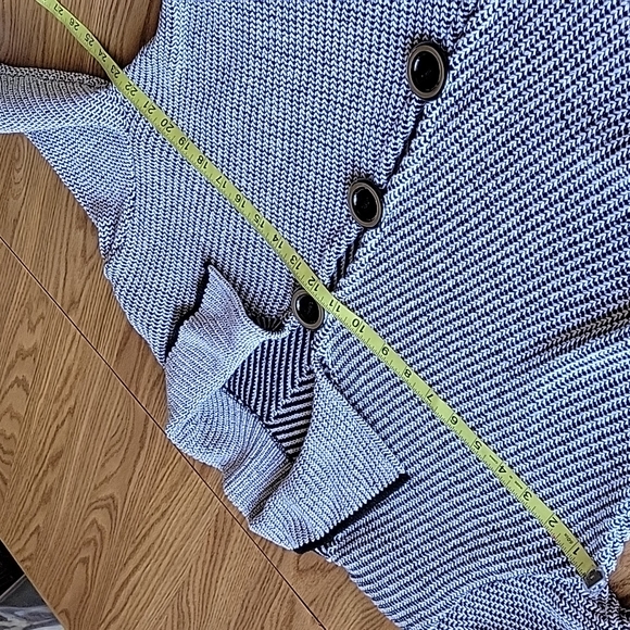 sweater white and black functional buttons missing tag - Picture 9 of 15